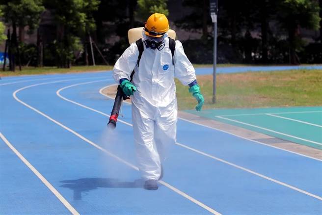 新北市教育局表示，10例是家族群聚，只要学校防疫相关配套做好就好。图为台北市环保局30日在学校进行环境消毒。(图/黄世麒摄)
