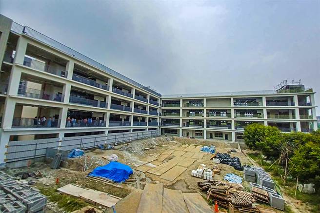 新竹县竹北市成功国中增建校舍工程，B栋教学大楼16间教室（左）9月1日开学启用，A栋和户外广场（右）预计10月完工验收启用。（罗浚滨摄）