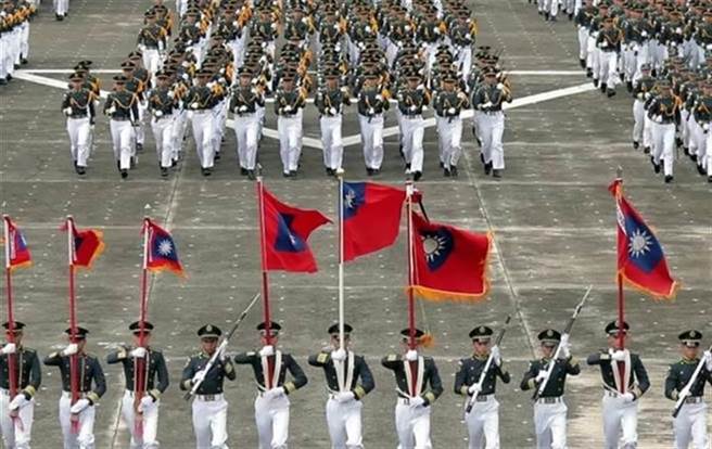 踢正步是基本教练的综合演练，踢不踢没甚么大不了，军校学生虽改走齐步，但仍保留了一步「精神步」，也就是正步，现在只是将踢一步改成踢一百公尺，没啥大不了。图仅为示意图。（图／军闻社)