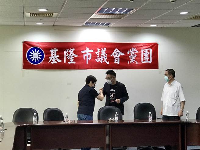 国民党主席江启臣今天上午拜会国民党基隆市议会党团。（陈彩玲摄）