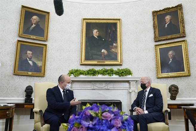 美國總統拜登於27日與以色列總理班奈特會面，商討如何強化兩國關係。(圖/美聯社)