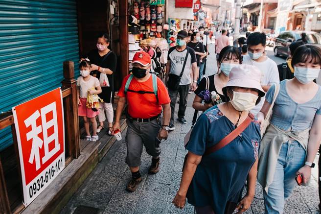 防Delta入侵社区，即起有呼吸道症状就医，82家诊所免费给快筛试剂筛检。图为民眾逛街。 (郭吉铨摄)