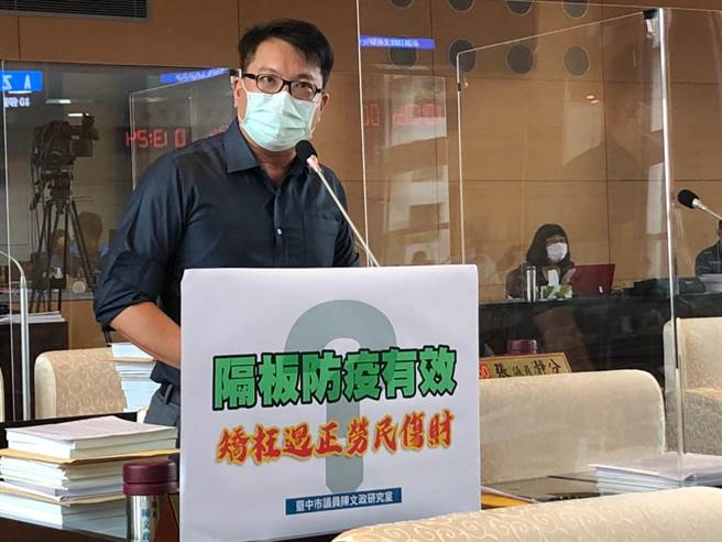 陈文政要求教育局，应强化「维持良好通风」、「加大距离」，才是防疫最重要的基本功。（陈世宗摄）