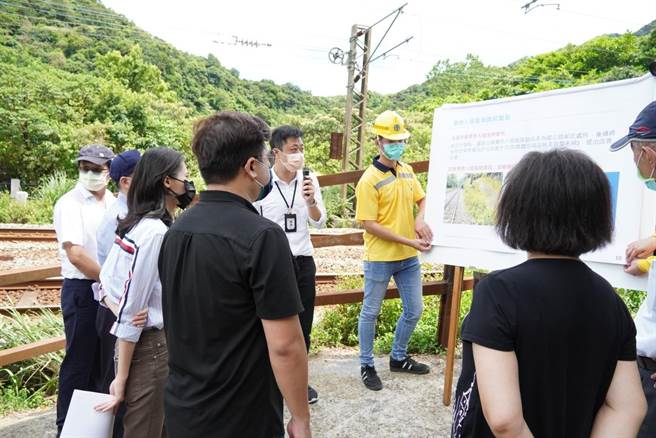 立委邱臣遠今考察猴硐邊坡滑落搶修工程完工成果。（立法委員邱臣遠辦公室提供）