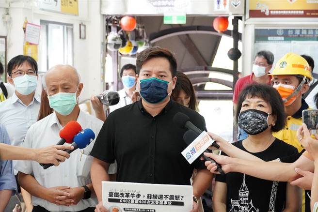 立委邱臣遠今考察猴硐邊坡滑落搶修工程完工成果。（立法委員邱臣遠辦公室提供）