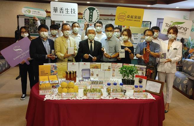 去年国内最大的百香果种苗场「台香种苗」与大叶大学合作，用果肉、花朵开发出美妆原料，发展洁顏霜、化妆水、面膜等美妆产品，还拿下两项发明专利。（吴建辉摄）
