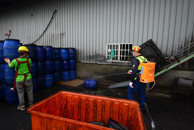 清运的厨余空桶将于消毒后重新使用。（萧灵玺摄）