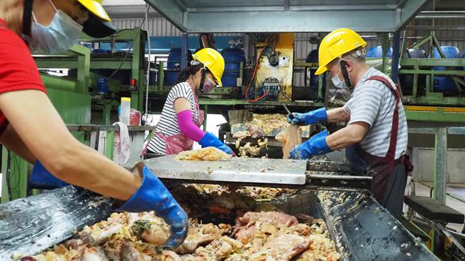 收运后的厨余，厨余处理员工检查清除塑胶袋后，才会进一步处理再利用。（萧灵玺摄）