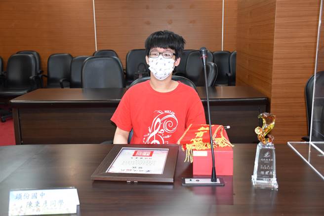 頭份國中自閉生陳秉彥是個音樂天才。（謝明俊攝）