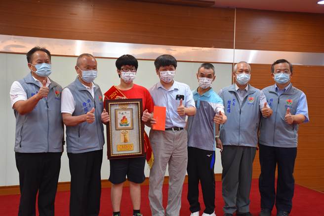 苗栗縣長徐耀昌接見陳秉彥父子，替他們加油打氣繼續努力。（謝明俊攝）