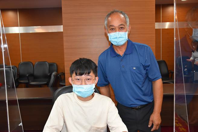 三義高中學生吳耀忠和外公吳永南。（謝明俊攝）