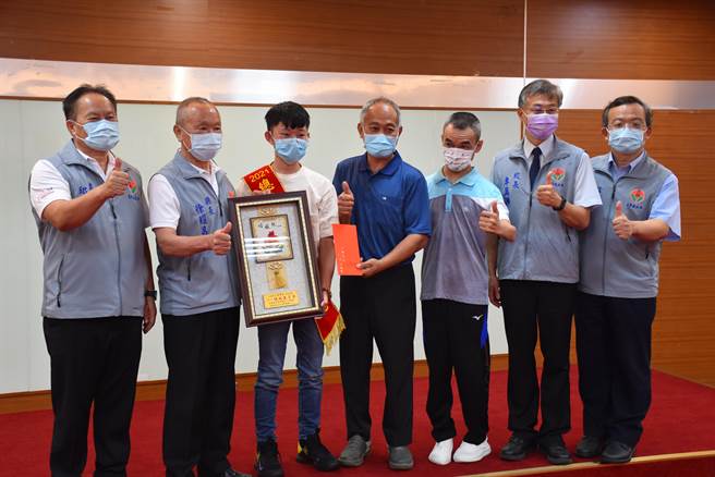 苗栗縣長徐耀昌鼓勵吳耀忠繼續服務長輩付出。（謝明俊攝）