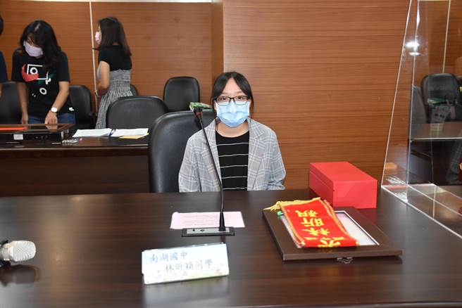 南湖國中林昕穎出身貧苦但仍熱心助人，姐代母職。（謝明俊攝）
