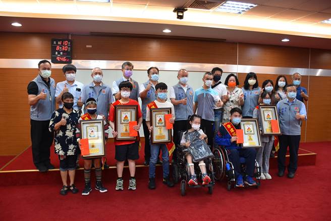 苗栗縣除徐耀昌30日上午接見5名總統教育獎得主。（謝明俊攝）