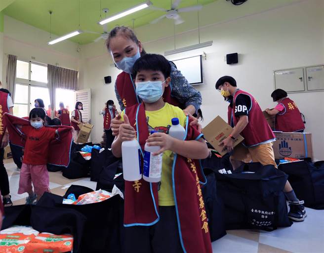 蒋扬基金会在会馆举办「脊髓受伤护理包志工日」，邀请志工协助整理护理包。（蒋扬基金会提供／洪荣志台南传真）