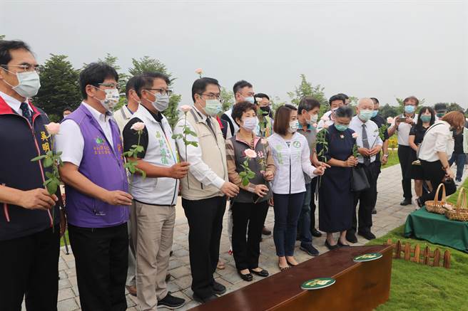 台南市长黄伟哲（前排左四）与地方议员视察仁德区新设的树葬专区。（台南市民政局提供／程炳璋台南传真）