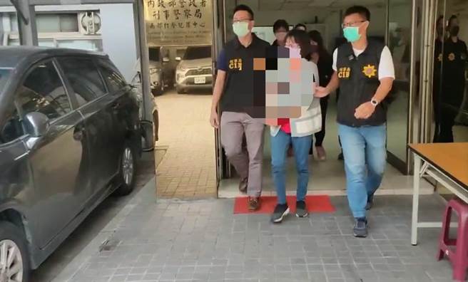 刑事局南部打击犯罪中心警方破获高市老牌饭店偽造入住纪录诈领交通部秋冬旅游补助，将涉案的潘姓女主管等人送办。（翻摄照片／石秀华高雄传真）