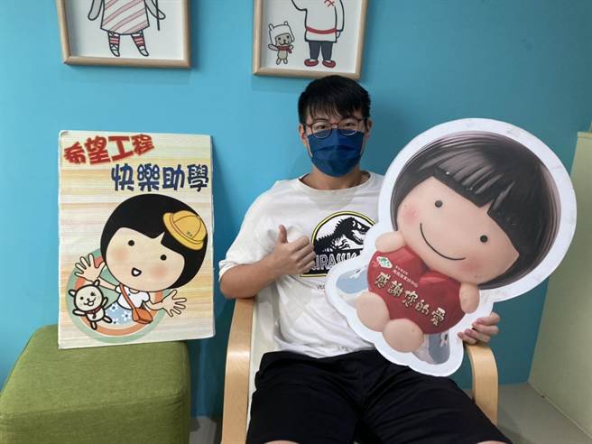 青年小昱感谢过去帮助他的善心人士，支持他一路求学，如今考上台大社工系。（南高雄家扶中心提供／林瑞益高雄传真）
