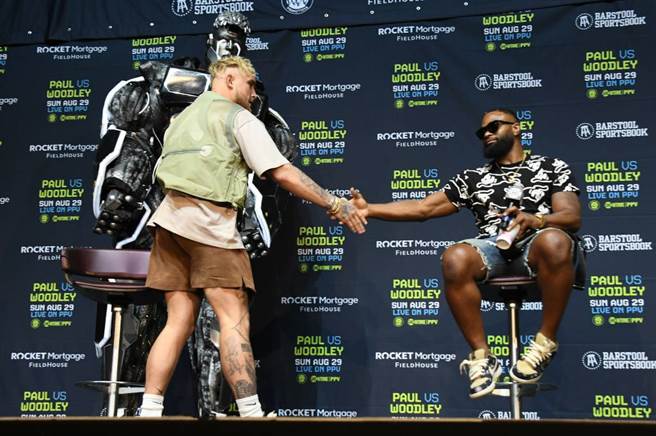 前UFC次中量级冠军伍德利(右)在记者会与杰克保罗握手。（达志影像）