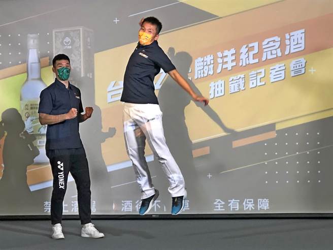 李洋、王齐麟应邀出席「麟洋配纪念酒」抽籤活动。（李金生摄）