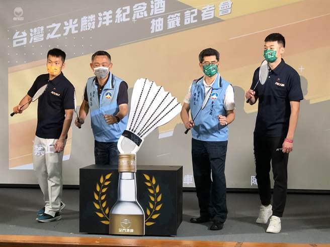 李洋、王齐麟应邀出席「麟洋配纪念酒」抽籤活动。（李金生摄）