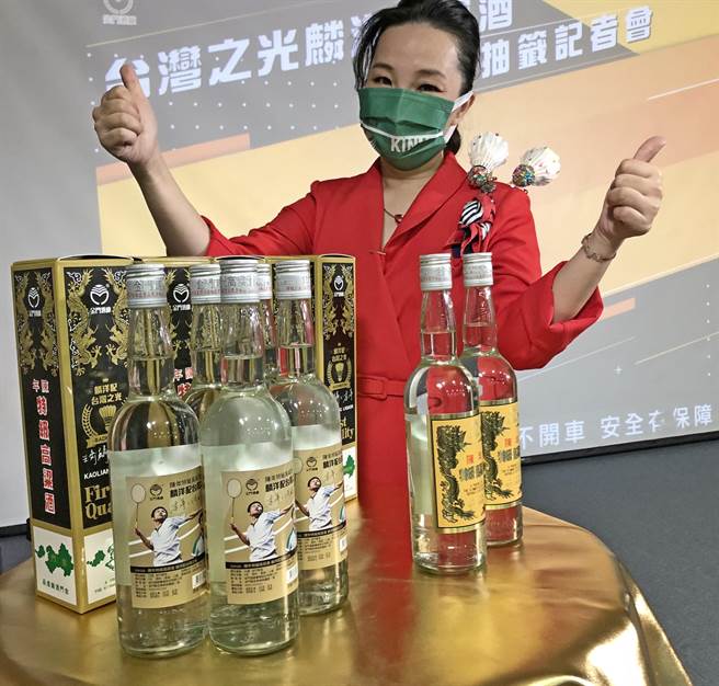 「麟洋纪念酒」的陈年年数5年、容量0.6公升、酒精度56度，每盒价购新台币3600元。（李金生摄）