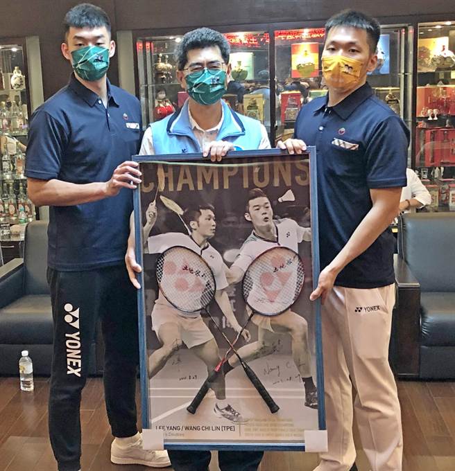 李洋、王齐麟致赠金酒签名羽球拍，由董事长黄怡凯代表接受。（李金生摄）