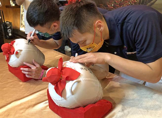 李洋、王齐麟的签名酒将在金酒贵宾室永久典藏。（李金生摄）