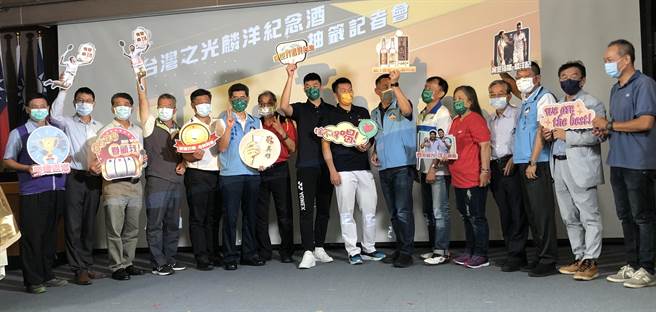 李洋、王齐麟的家人和全县5乡镇首长一起见证抽籤活动。（李金生摄）