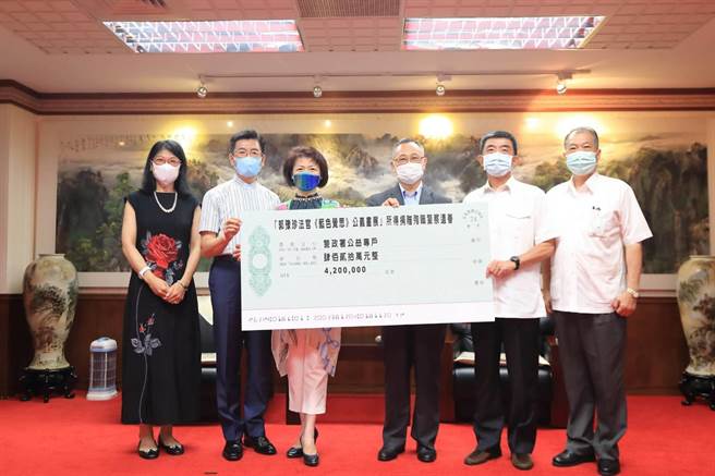 高等法院法官郭豫珍於4、5月間在國泰世華藝術中心舉辦《藍色覺思》公義畫展，且有感於執勤受害警察遺眷的孤苦失依，30日捐出畫展所得台幣420萬元。（圖／警政署提供）