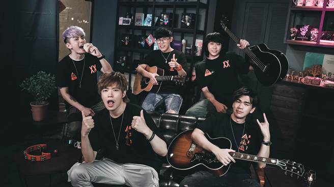 线上生日趴结束后，八三夭加码直播连唱六首大放送。（KKLIVE提供）