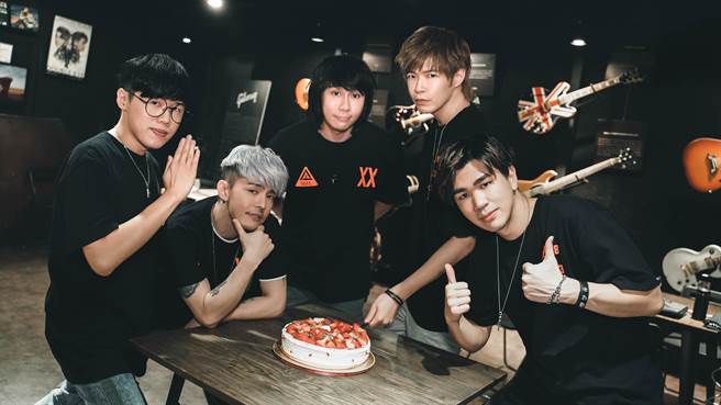 八三夭开心与歌迷在线上共度生日。（KKLIVE提供）