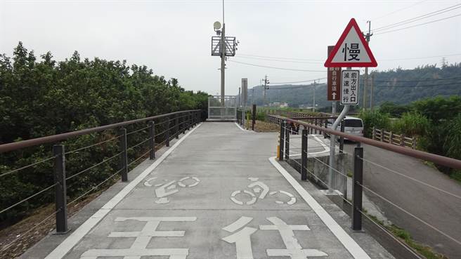 外埔忘忧谷堤顶自行车道预计明年全线通行，单车族将可漫游一览无遗的景致。（陈淑娥摄）