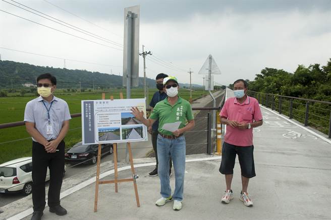 外埔忘忧谷堤顶自行车道预计明年全线通行，市议员吴敏济30日会勘听取简报。（陈淑娥摄）