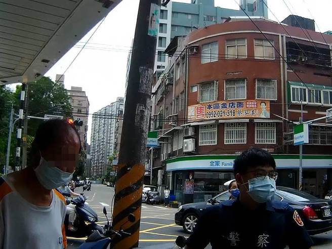 年近7旬的老先生想吃臭豆腐，暖警解囊相助。(翻攝照片／蔡依珍桃園傳真)