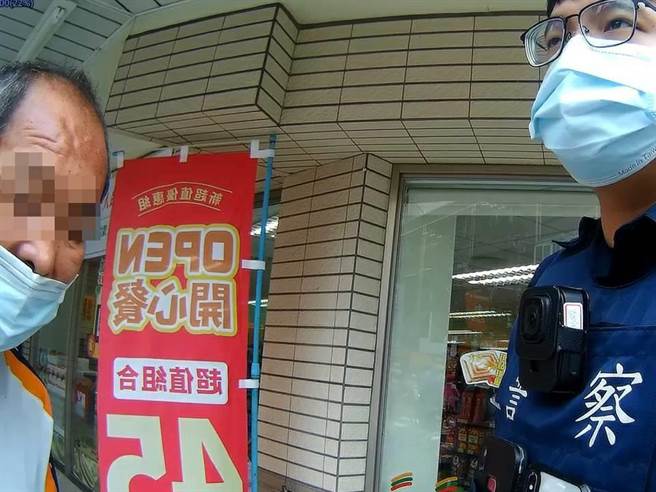 年近7旬的老先生想吃臭豆腐，暖警解囊相助。(翻攝照片／蔡依珍桃園傳真)