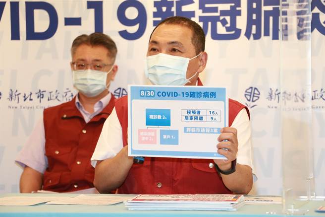 侯友宜说，老师除可到社区筛检站，市府也准备了5万4千支快筛试剂提供给老师。（陈慰慈摄）