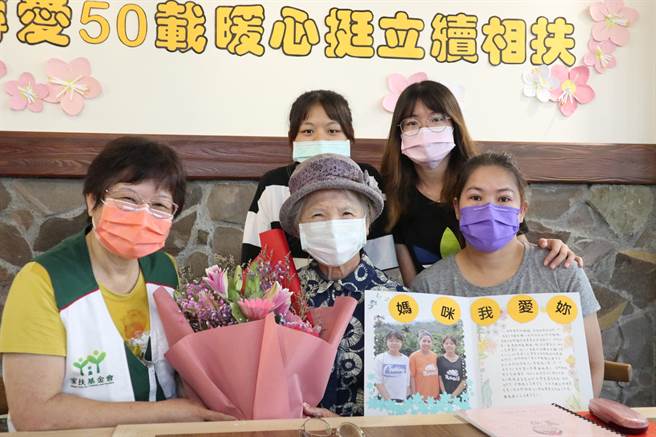 30日是陈杨丽蓉阿嬷（中）亡夫忌日，她捐款60万元，帮助云嘉南4个家扶中心的20位单亲妈妈。（张毓翎摄）