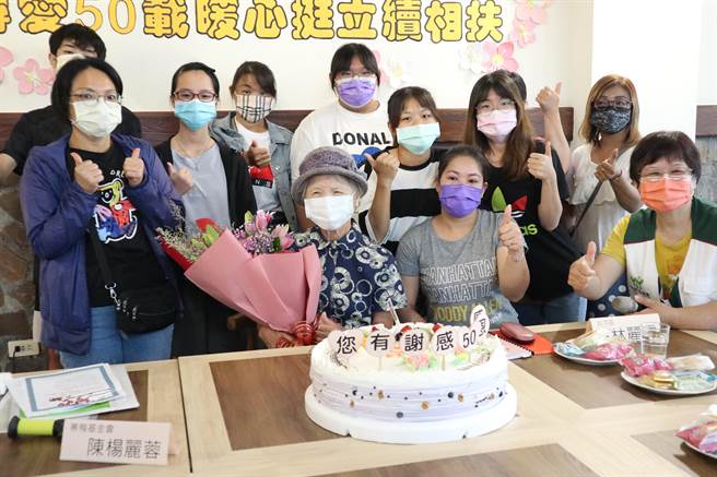 北北台南家扶的5位妈妈带着孩子代表出席，感谢陈杨丽蓉阿嬷延续50年的爱心不间断。（张毓翎摄）