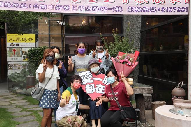 30日是陈杨丽蓉阿嬷（中）鼓励妈妈们坚强活下去、为孩子打出一片天。（张毓翎摄）