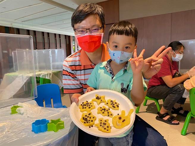 台中市乐园业者举办「三铁警消、军教、医护药感恩月」活动。（丽宝乐园渡假区提供／陈淑娥台中传真）