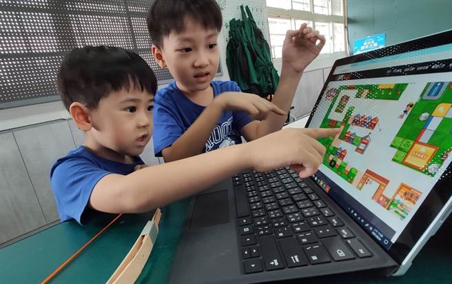 新北市教育局改变以往创客市的集实体模式，让学生在开学前玩创意不因空间、时间、疫情停歇。(图:新北市教育局提供)