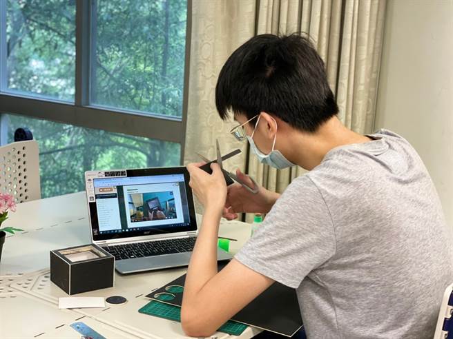 新北创客季中的创客市集包含了以新北小漾游臺湾的主题，教师生如何在家能以随手可得的材料进行创意动手实作。(图:新北市教育局提供)

