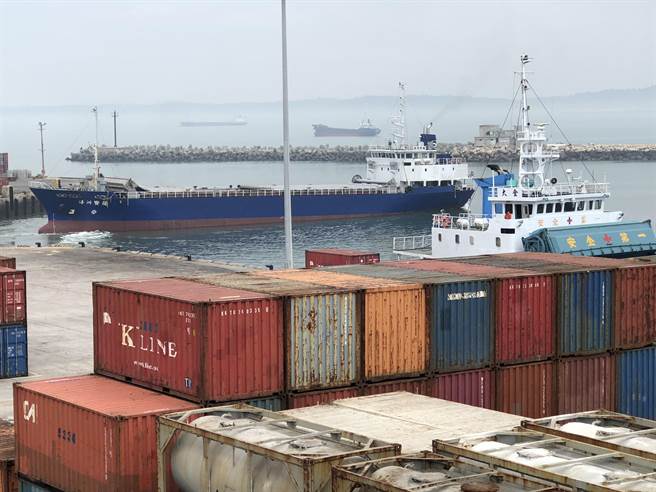 金门小三通货物通关量不减反增，1月至7月较去年同期成长34％。（李金生摄）