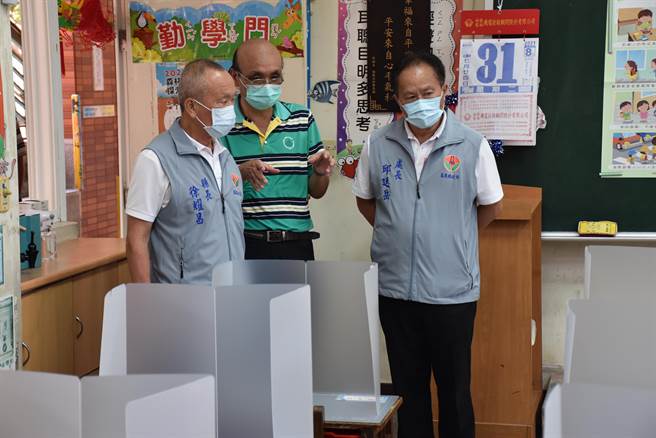 苗栗縣長徐耀昌30日上午由教育處長邱廷岳陪同赴苗栗市啟文國小視察防疫整備工作。（謝明俊攝）