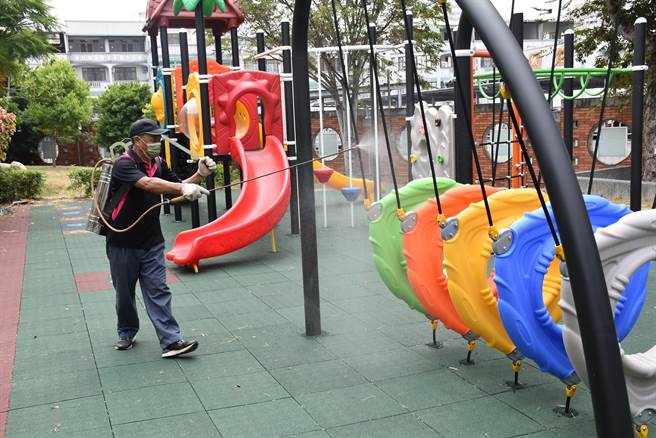 校園清消作業特別強調學生遊憩設備。（謝明俊攝）
