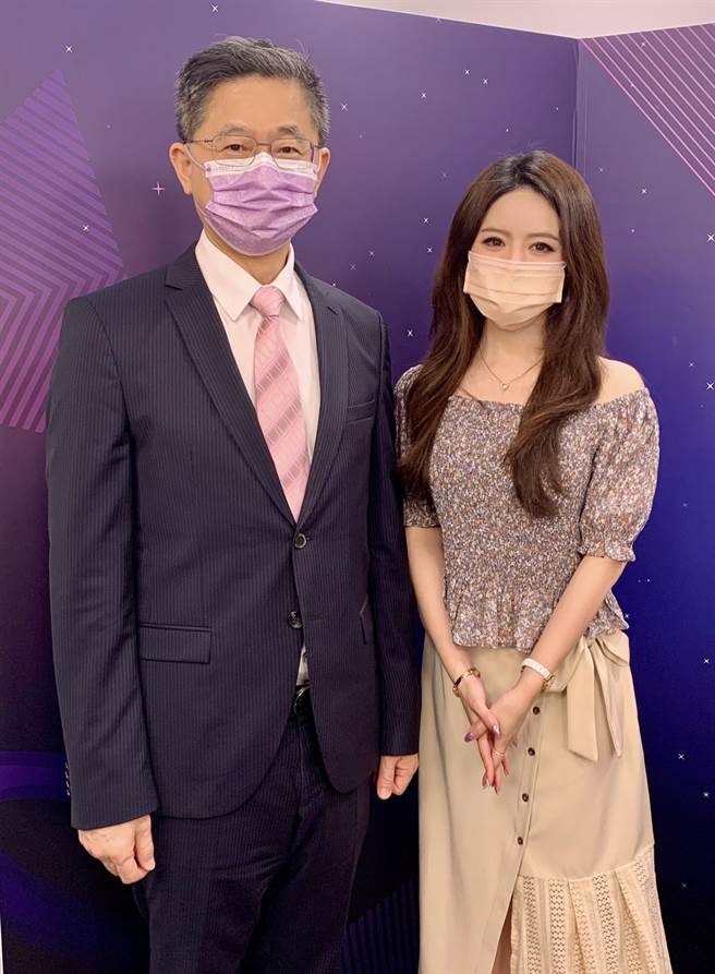 台湾运彩总经理林博泰(左)上《时来运转》节目，与主持人尉迟佩玉(右)谈运彩眉角。(林胜发摄)