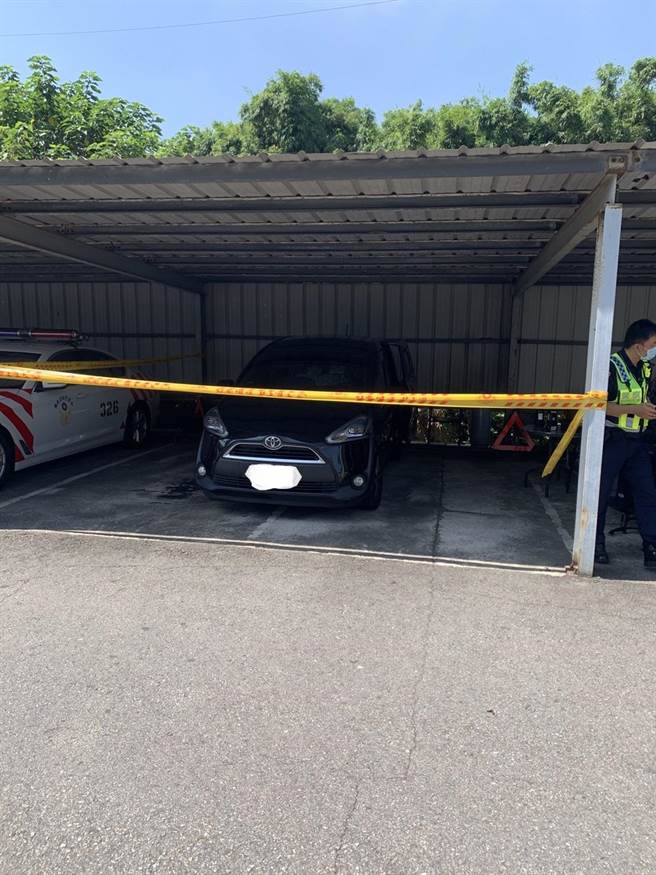 28日國1南下160k苗栗三義路段，發生疑似行車糾紛所引發的槍擊案，受害的黑色休旅車遭槍擊後，造成右後座的乘客遭碎玻璃割傷。（警方提供／吳建輝彰化傳真）