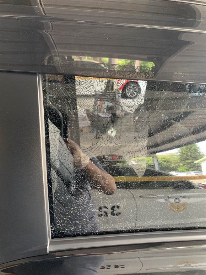 28日國1南下160k苗栗三義路段，發生疑似行車糾紛所引發的槍擊案，受害的黑色休旅車遭槍擊後，造成右後座的乘客遭碎玻璃割傷。（警方提供／吳建輝彰化傳真）