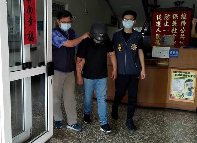 中市警局霧峰分局偵辦槍砲案，發現擁槍嫌犯43歲曾姓男子，所使用汽車涉及國道1號高速公路豐原大雅段槍擊案件，24日將他逮補，查獲2支改造手槍及子彈。（民眾提供／黃國峰台中傳真）